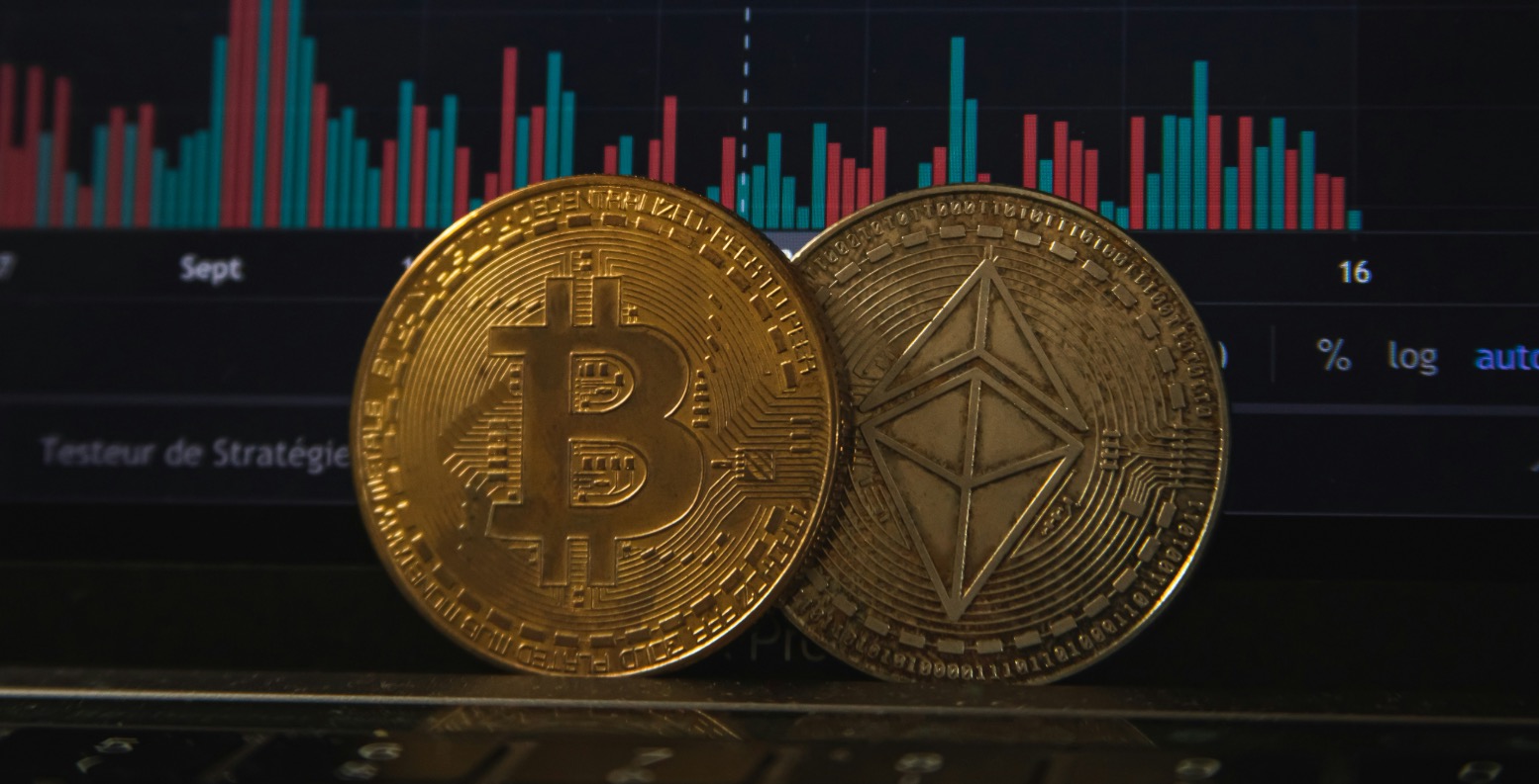 Twee virtuele cryptomunten van de Groningse broers voor een monitor met de waardes