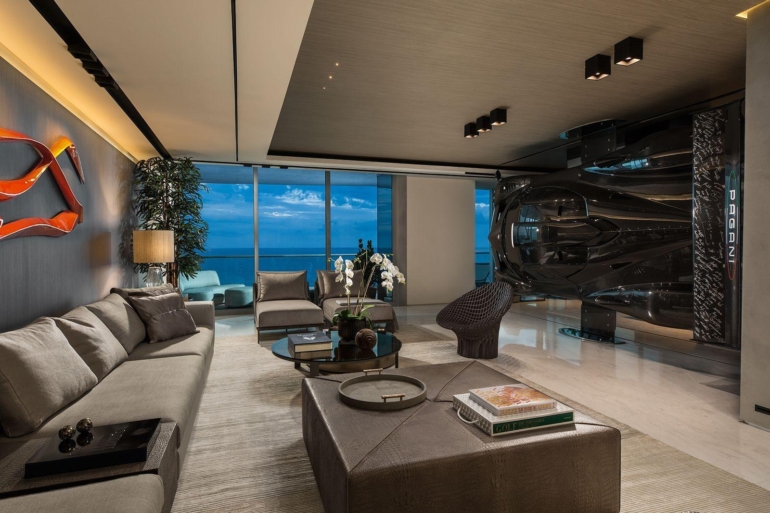 De Pagani Zonda aan de muur in het appartement