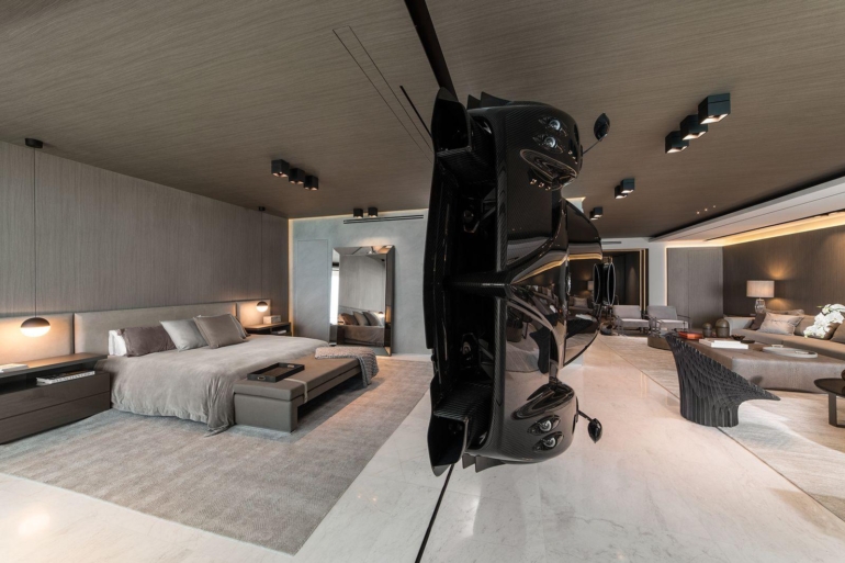 De Pagani Zonda aan de muur in het appartement