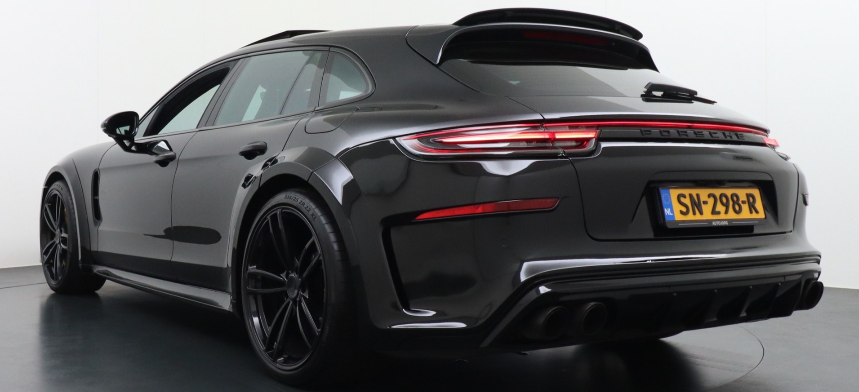 De Porsche Panamera van DJ La Fuente