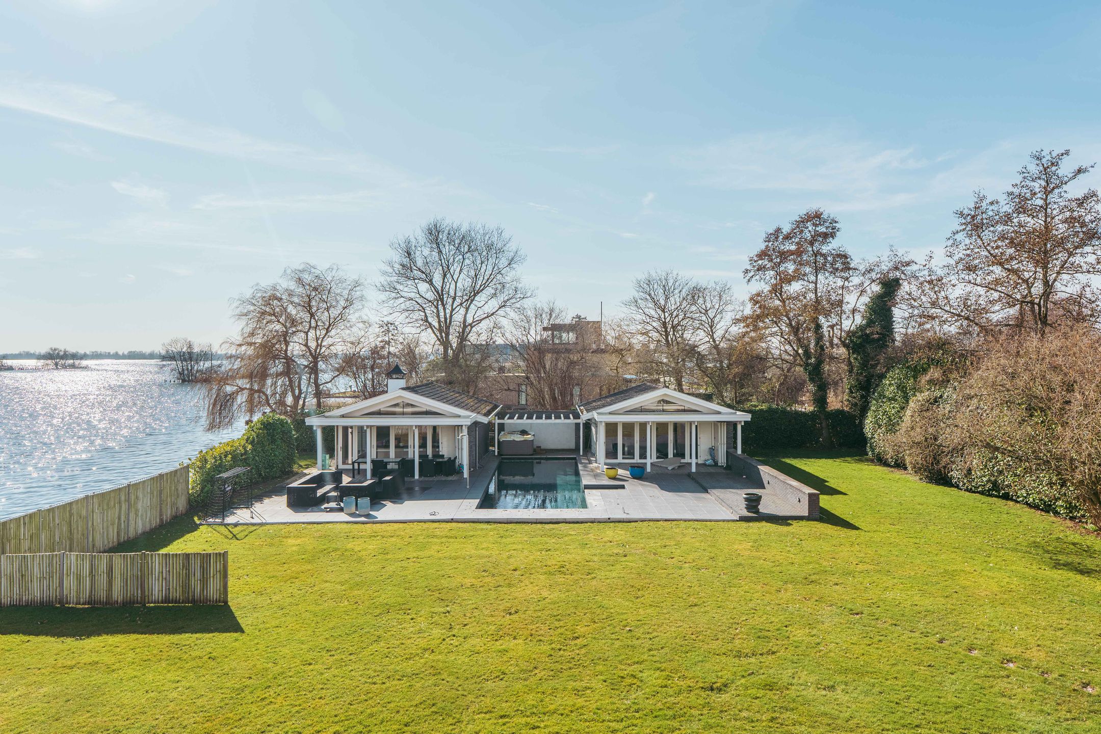 De enorme villa in Vinkeveen