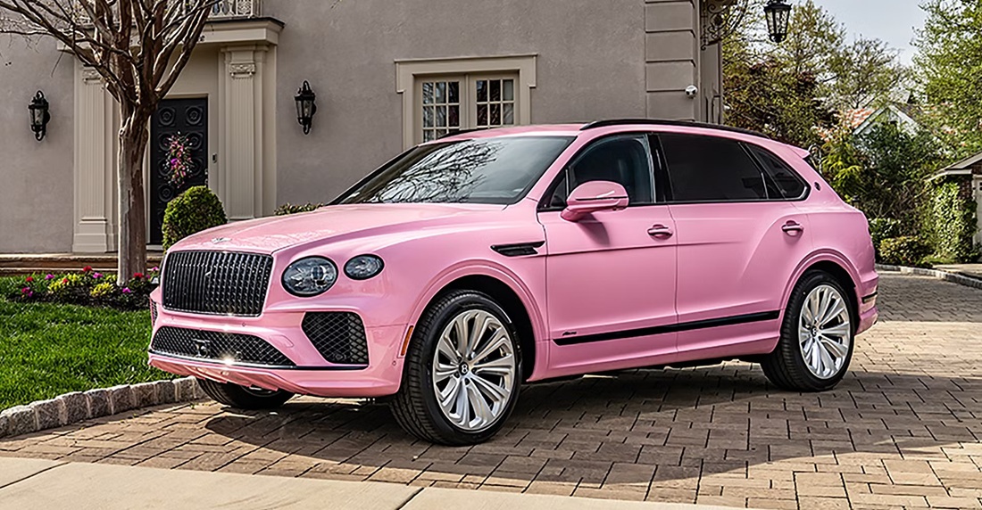 De felroze Bentley Bentayga