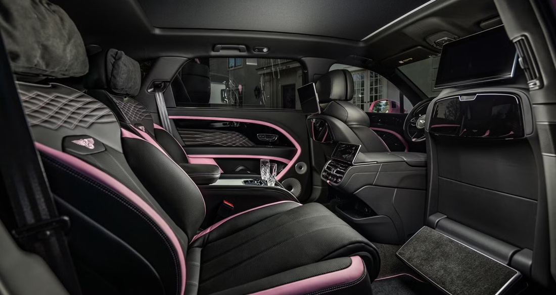 Het interieur van de felroze Bentley Bentayga