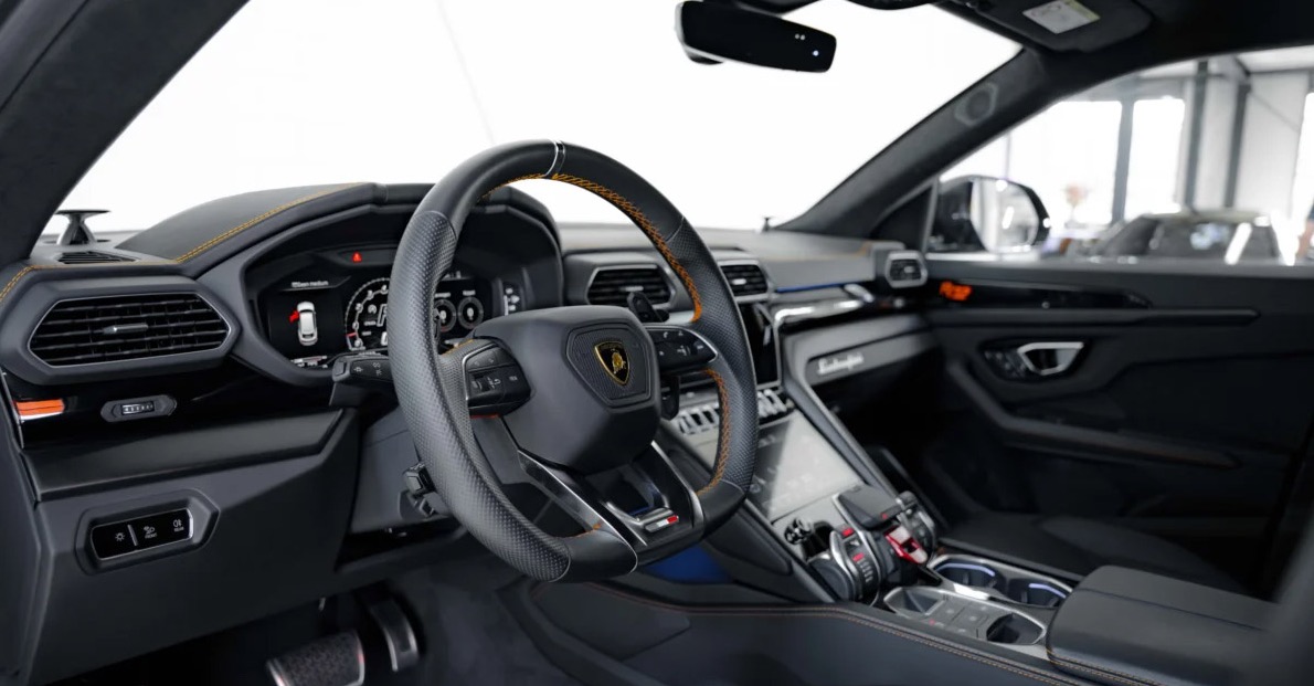 De Lamborghini Urus van Rico Verhoeven staat te koop op Marktplaats