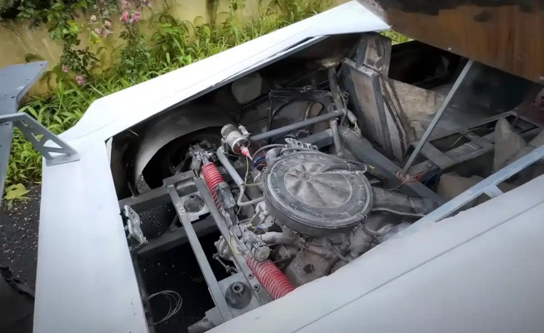 De Lamborghini-eigenaar naast zijn bouwproject