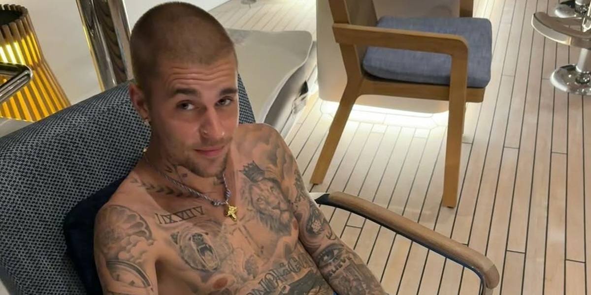 Justin Bieber met zijn nieuwe ketting om