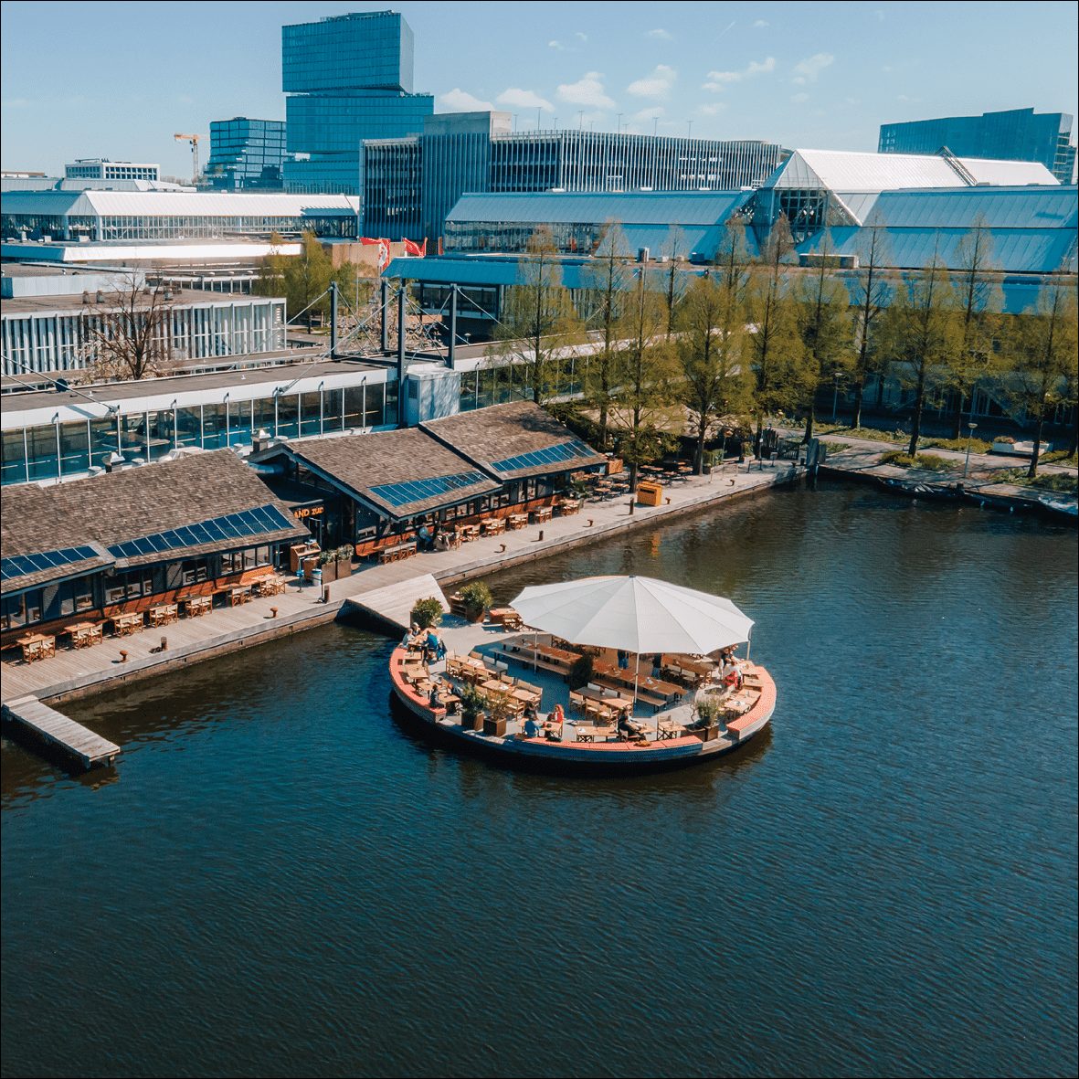 Het luxe terras van Strandzuid in Amsterdam